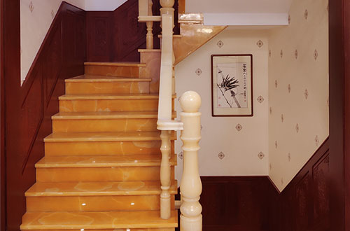 渝中中式别墅室内汉白玉石楼梯的定制安装装饰效果
